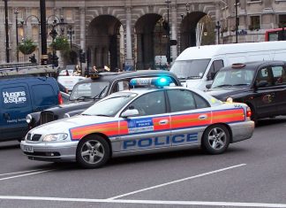 Regno Unito, viola lockdown per andare dalla fidanzata: arrestato nella doccia