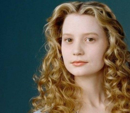 Mia Wasikowska, chi è l’attrice australiana di Alice in Wonderland