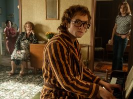 Rocketman stasera in tv: Elton John “il ragazzo occhiali e pianoforte”