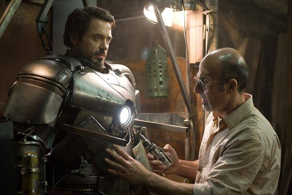Tony Stark (Robert Downey Jr.) e Yinsen (Shaun Toub) - Photo Credits: Tv Zap