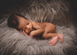 Commenti razzisti dopo il post sui nuovi nati del governatore Toti: scatta la polemica leghista Pixabay Neonato di colore che dorme