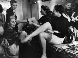 Collant e reggicalze, storia di un simbolo di femminilità credit: elle