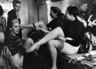 Collant e reggicalze, storia di un simbolo di femminilità credit: elle