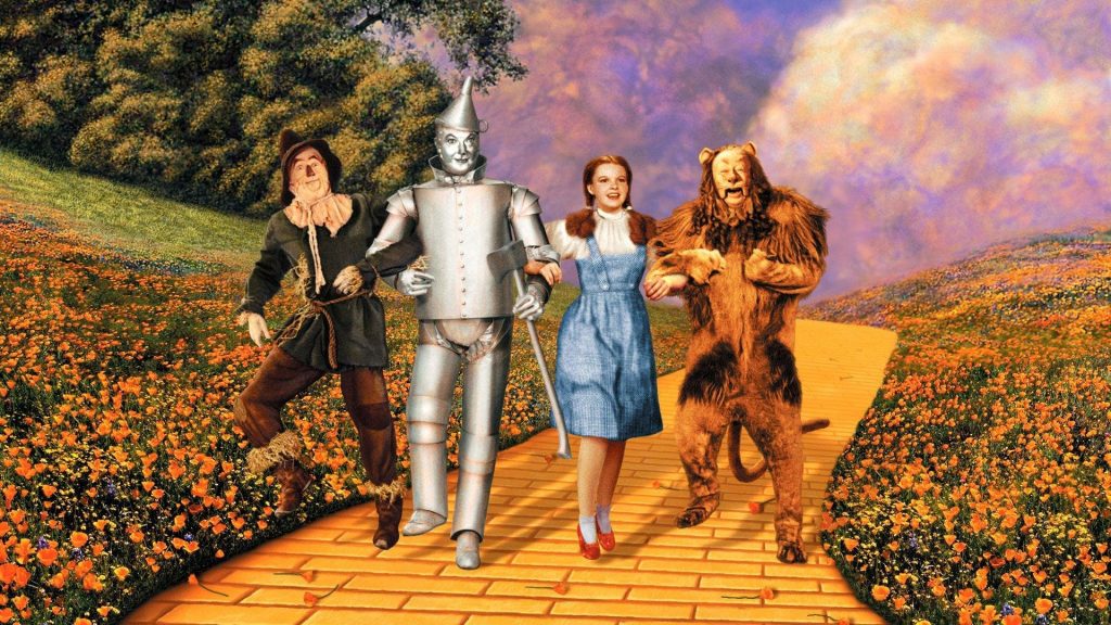 Ray Bolger (lo Spaventapasseri), Jack Haley (l'Uomo di Latta), Judy Garland (Dorothy) e Bert Lahr (il Leone) - Photo Credits: Coming Soon