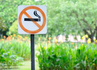 Milano, scatta il divieto di fumo all’aperto con multe divieto di fumo all'aperto, fonte greenme.it
