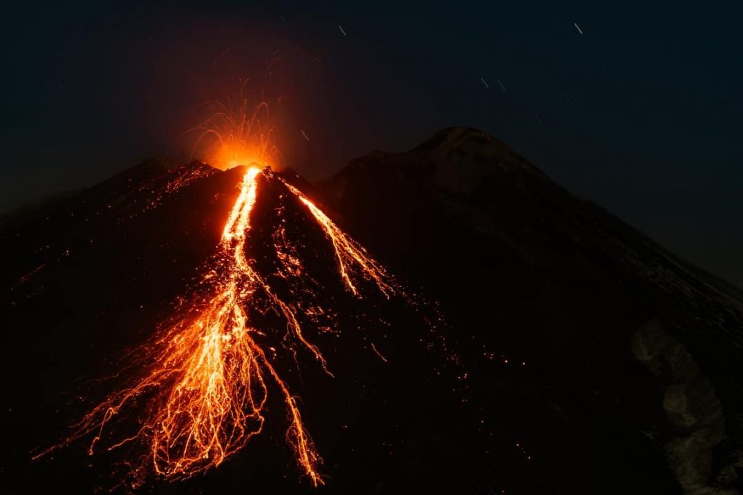 Lo spettacolo dell'Etna: doppio trabocco lavico a Sud Est