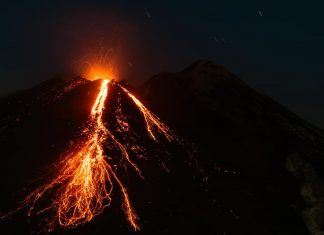 Lo spettacolo dell’Etna: doppio trabocco lavico a Sud Est