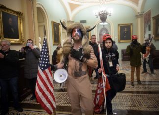 Jake Angeli, ecco chi è lo sciamano italoamericano che ha guidato la rivolta a Washington