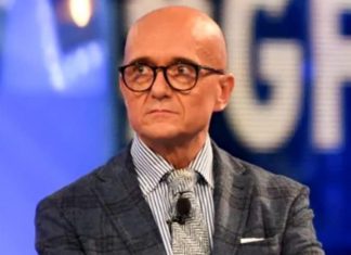 Alfonso Signorini condurrà di nuovo il Grande Fratello: via ai casting Alfonso Signorini parla della malattia