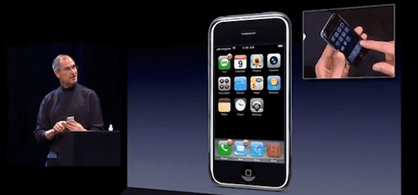 Steve Jobs presenta l'iPhone-immagine ilpost.it