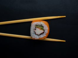 21enne ricoverata in gravissime condizioni dopo aver mangiato del sushi