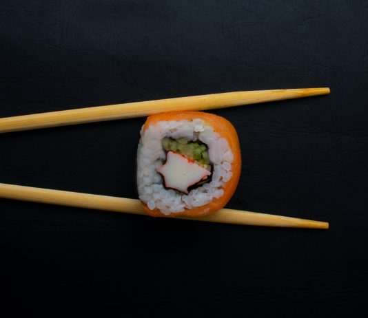 21enne ricoverata in gravissime condizioni dopo aver mangiato del sushi