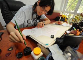 Mangaka vs The (illegal) World: qualcosa si muove in Giappone Mangaka all'opera - Photo Credits: watabi.it