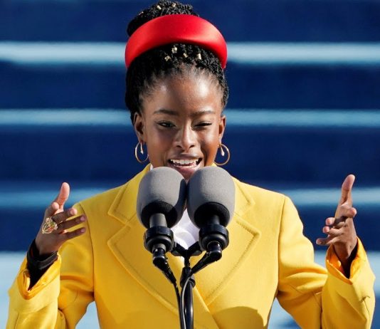 Harris: la speranza delle donne americane Amanda Gorman all'Inauguration day 2021