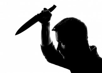 India, genitori uccidono le figlie e spiegano alla polizia: “Risorgeranno” Uomo con il coltello