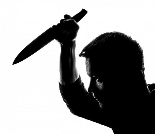 India, genitori uccidono le figlie e spiegano alla polizia: “Risorgeranno” Uomo con il coltello