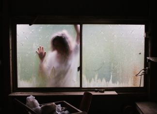 Caserta, 22enne affetta da deficit cognitivo violentata e filmata: “Dai la colpa a tuo padre” caserta ragazza filmata