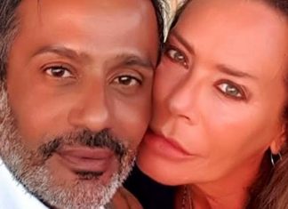 Simone Fratini “L’uomo dei capelli”, fidanzato di Barbara De Rossi Simone Fratini fidanzato di Barbara De Rossi - Photo Credits https://www.google.com/url?sa=i&url=https%3A%2F%2Fwww.today.it%2Fgossip%2Flove-corn%2Fbarbara-de-rossi-matrimonio-simone-fratini-.html&psig=AOvVaw1l1sC_qSWYDyO6uzglbhOP&ust=1611489080513000&source=images&cd=vfe&ved=0CA0QjhxqFwoTCNiz3-X-se4CFQAAAAAdAAAAABA9
