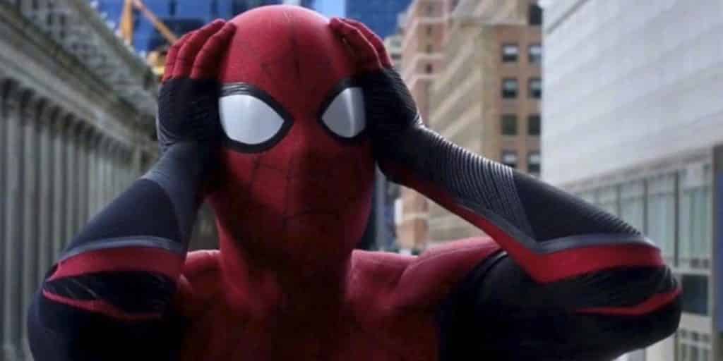 Tom Holland con la tuta da Spider-Man in una scena del film.