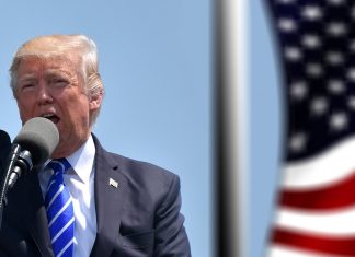Usa, Trump concede la grazia a 73 persone, tra cui Steve Bannon. Commutate altre 70 condanne Trump condanne grazia
