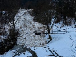 Bergamo: valanga di neve interrompe la viabilità sulla Lenna-Foppolo