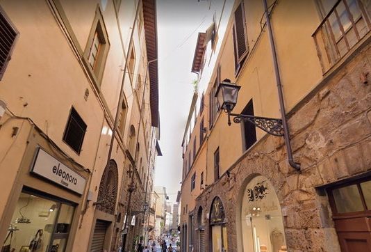 Firenze, studente 21enne muore cadendo dal quarto piano di un palazzo