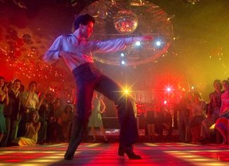 John Travolta, re del musical e icona della disco anni ’70 John Travolta in "La Febbre del Sabato Sera" - Photo Credits: ComoCity