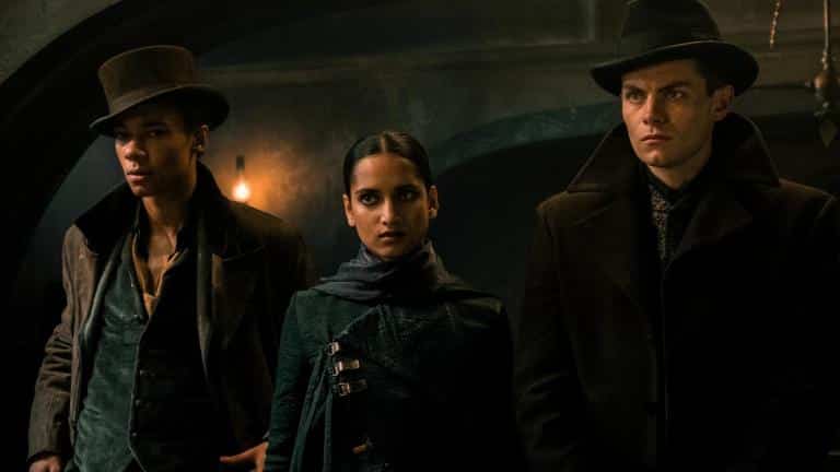 SHADOW AND BONE (L to R) KIT YOUNG as JESPER FAHEY, AMITA SUMAN as INEJ GHAFA and FREDDY CARTER as KAZ BREKKER of SHADOW AND BONE Cr. DAVID APPLEBY/NETFLIX © 2021