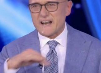 Caos in diretta al GF Vip: prima la gaffe di Signorini e poi la bestemmia