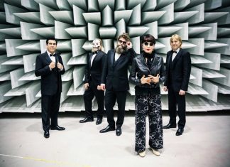 “E’ bello perdersi”, il nuovo album degli Extraliscio in uscita il 5 marzo "E' Bello Perdersi" il nuovo album degli Extraliscio prodotto da Elisabetta Sgarbi e che vede la collaborazione di Davide Toffolo con la band sul palco di Sanremo per "Bianca luce nera" - Ph © Manuel Palmieri