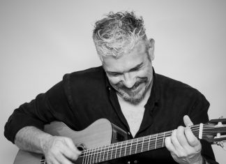 Marco Sciarretta con la sua musica Tra Nisida e Atlantide