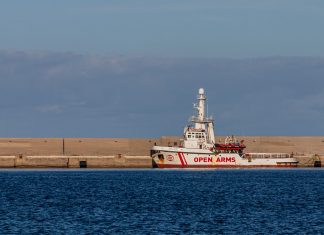 L’Open Arms a Porto Empedocle: comincia lo sbarco dei migranti