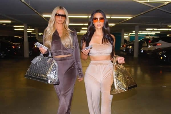 Kim Kardashian e Paris Hilton con la tuta di velluto - credit: Metroples