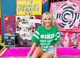 Miley Cyrus al pre-show del Super Bowl 2021 Miley Cyrus al Super Bowl 2021 - Photo Credits Profilo Instagram Miley Cyrus