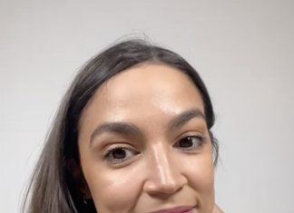 La stampa italiana non sa parlare di politica giovane e donna Screenshot della live su instagram di AOC, che la stampa italiana ha dipinto come uno sfogo emotivo
