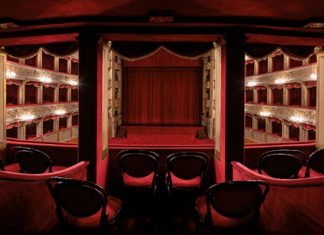 Covid, possibile data di riapertura di cinema e teatri: ecco quando
