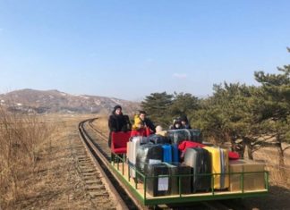 Corea del Nord: i diplomatici russi tornano a casa su un carrello ferroviario a mano