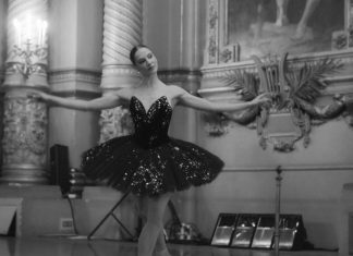 Chanel disegna i costumi per l’Opéra di Parigi Valentine Colasante con il costume Chanel - Credits Chanel