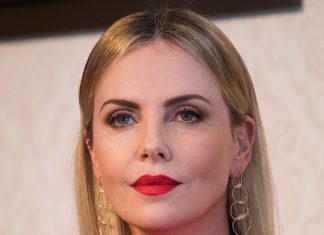 Charlize Theron in una futura versione lesbo di “Die Hard”: “Dove firmo?”