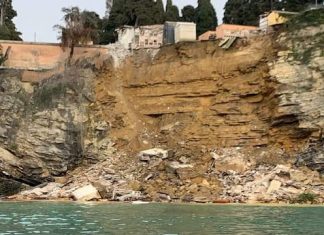 Genova, “La falesia cambia pelle”: le bare del cimitero di Camogli finiscono in mare