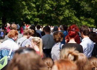 Ristoranti pieni e folla a passeggio da Roma a Napoli nel primo fine settimana di zona gialla