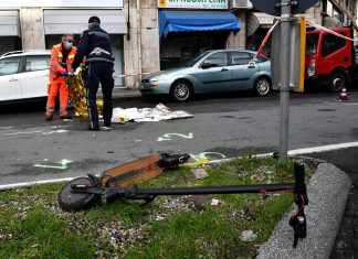 Incidente mortale a Genova: donna su un monopattino travolta da un tir