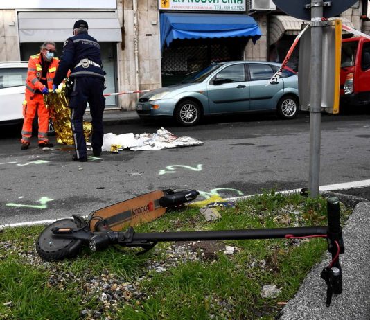 Incidente mortale a Genova: donna su un monopattino travolta da un tir