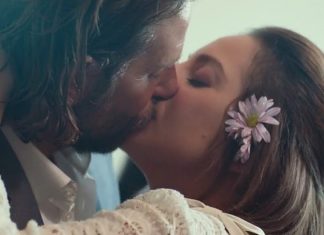San Valentino, 20 canzoni d’amore internazionali Bradley Cooper e Lady in una scena di A Star is Born (2018) - ph: screen videoclip