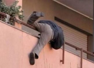 Il marito rientra in casa e amante scappa dal bancone e si lancia