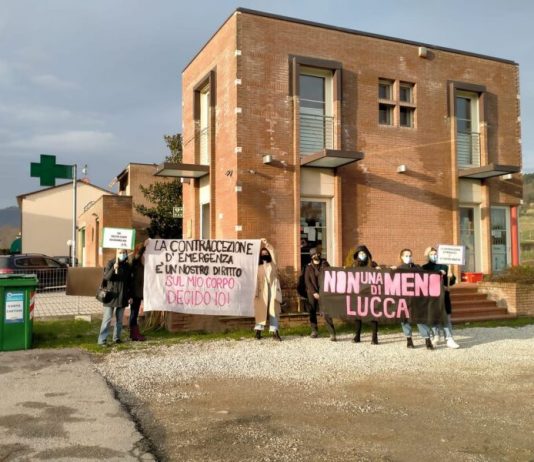 Si rifiuta di dare la pillola del giorno dopo, protesta davanti la farmacia