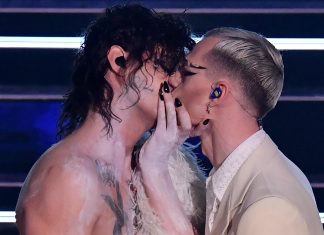 Achille Lauro e Boss Doms a Sanremo: il bacio di chi se ne frega