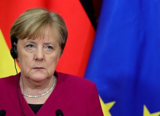 Covid in Germania, la decisione di Merkel: “Lockdown per i No vax e vaccino obbligatorio da febbraio”