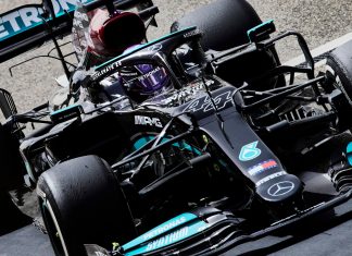 Formula 1: Hamilton fermo in pista per problemi al motore