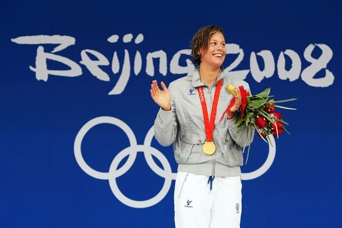 Nella foto Federica Pellegrini durante la premiazioni dei giochi olimpici del 2008  photo credit: nuotounostiledivita.it
